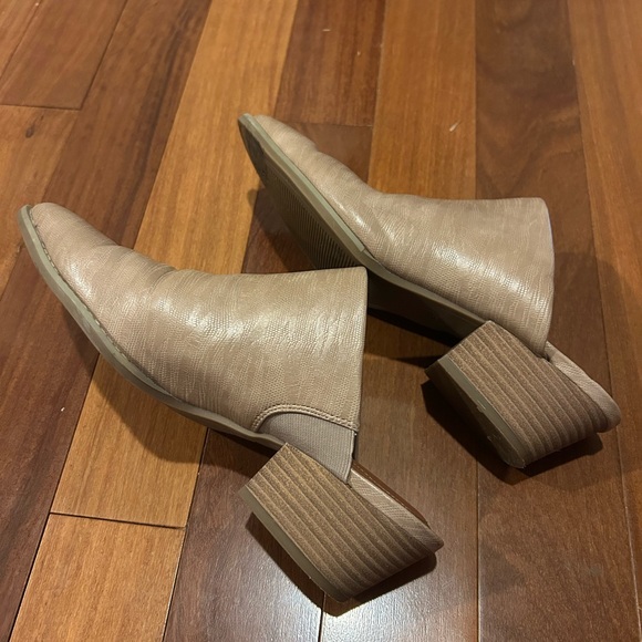 Universal Thread Women’s Pointed Toes Textured Faux Leather Mules Heels Size 9 - Picture 8 of 9